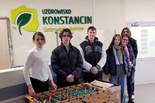darczyncy - Uczniowie warszawskiego liceum z darami dla naszych młodych pacjentów